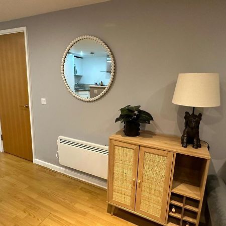 Modern City Centre Apartment In Swindon Extérieur photo