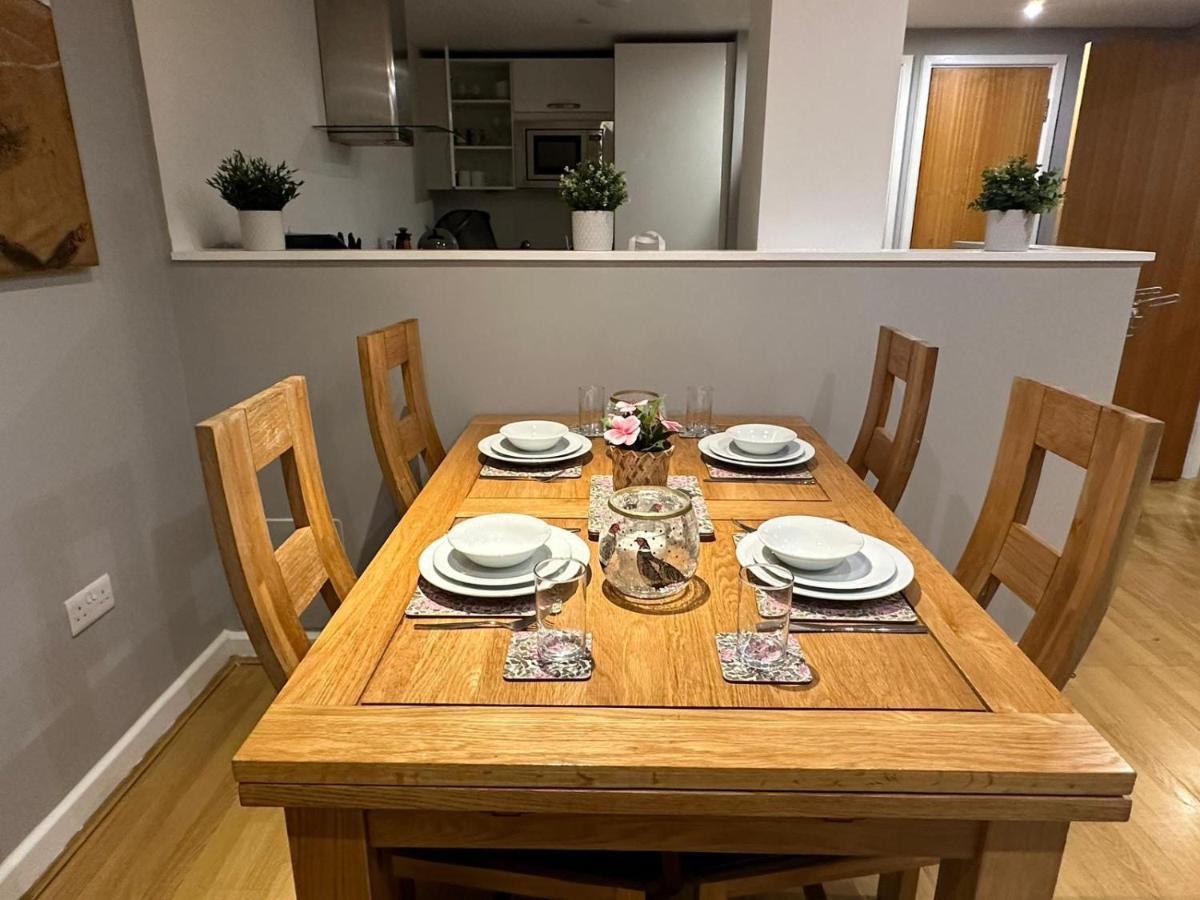 Modern City Centre Apartment In Swindon Extérieur photo
