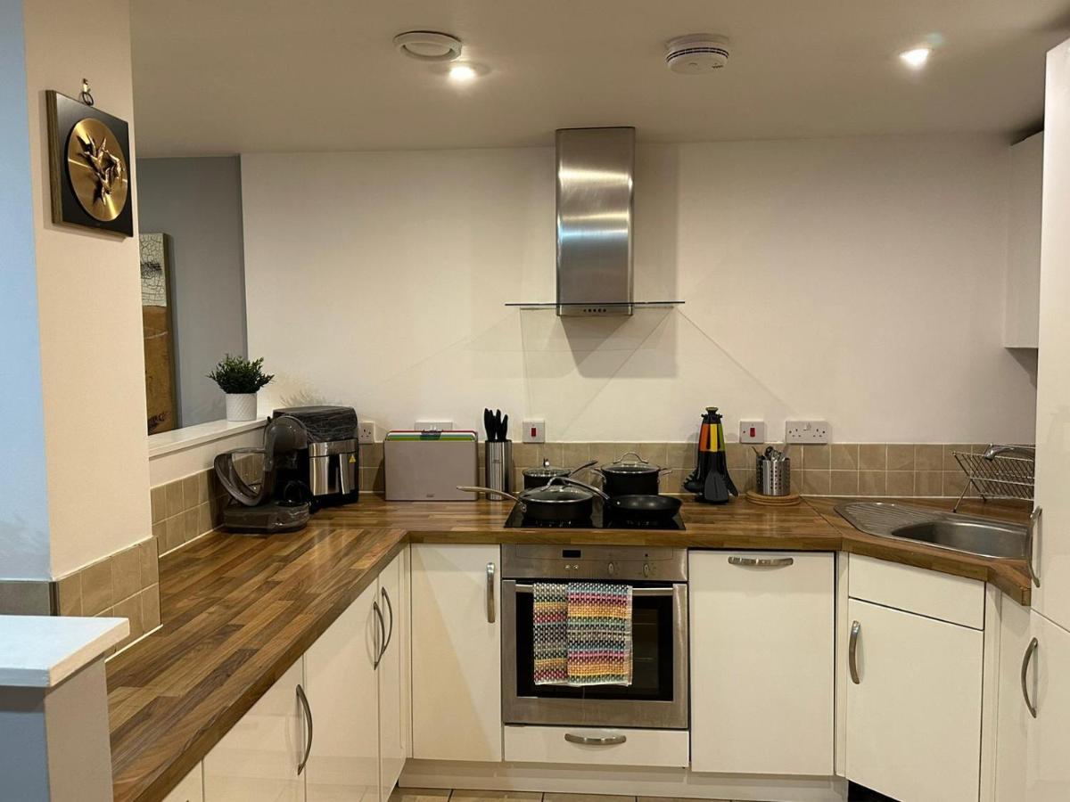 Modern City Centre Apartment In Swindon Extérieur photo