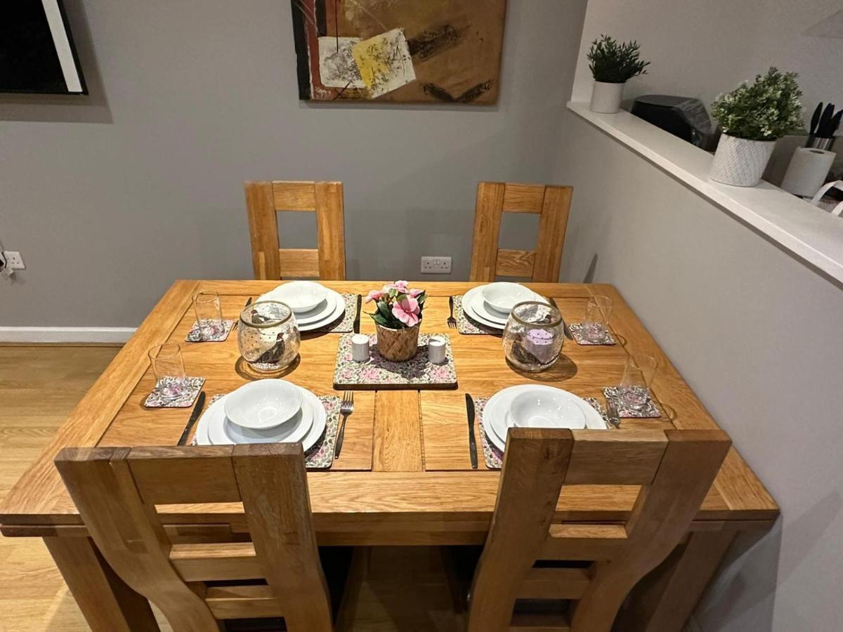 Modern City Centre Apartment In Swindon Extérieur photo