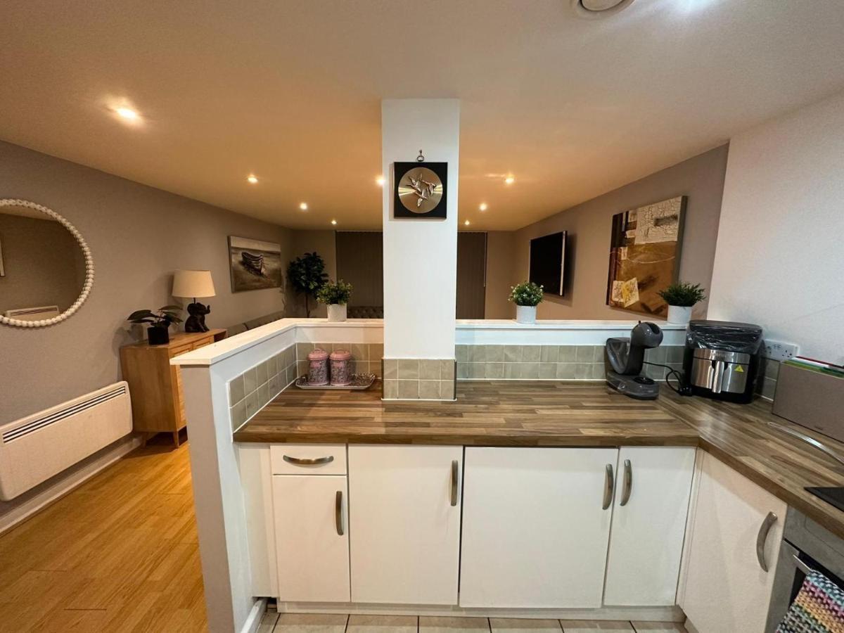 Modern City Centre Apartment In Swindon Extérieur photo