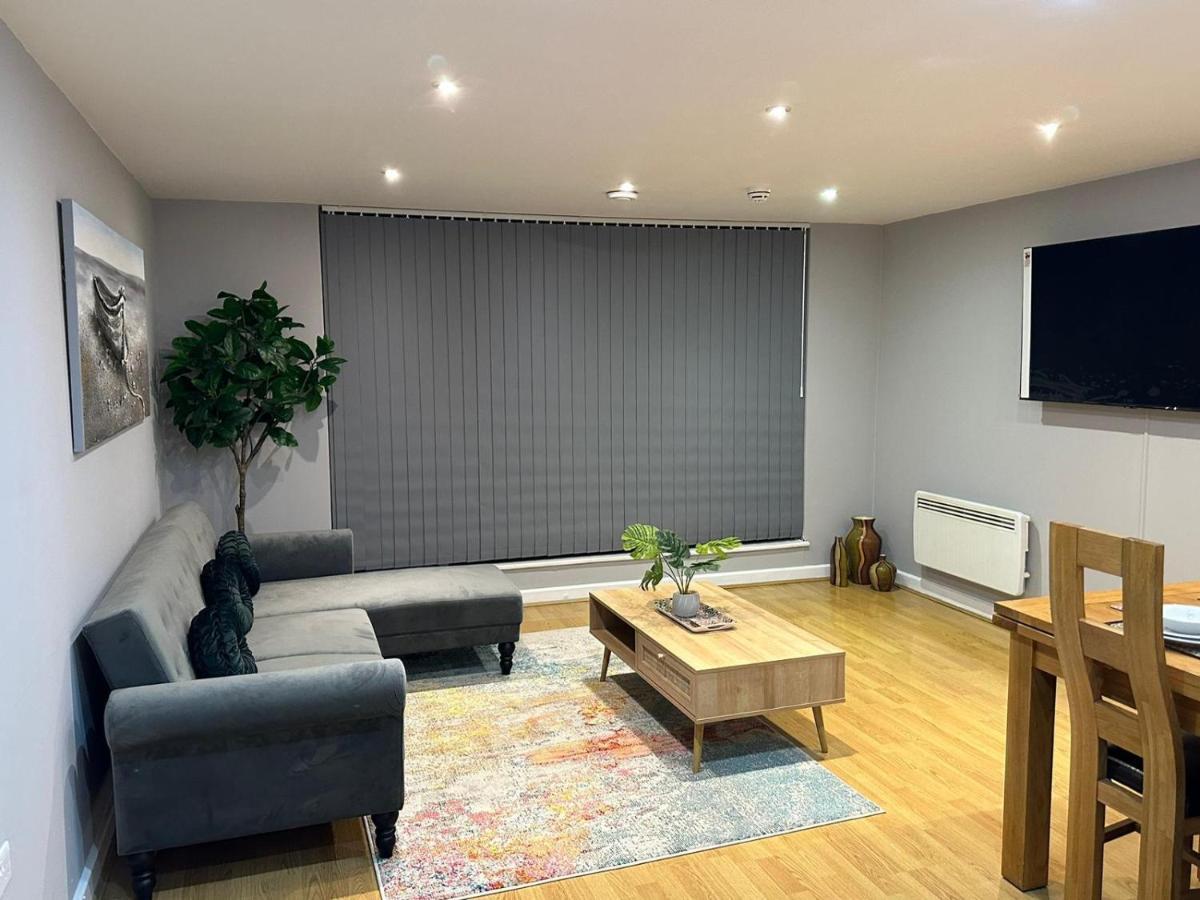Modern City Centre Apartment In Swindon Extérieur photo