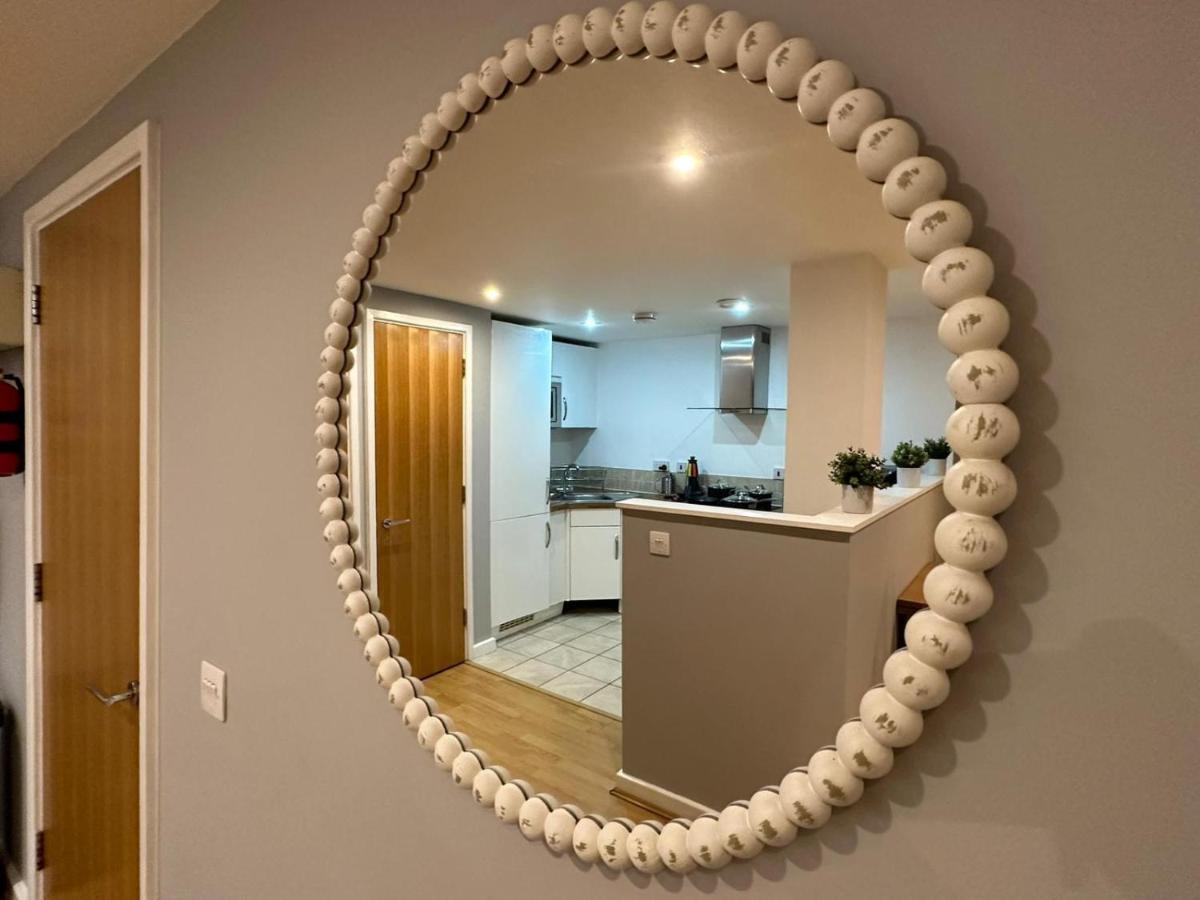 Modern City Centre Apartment In Swindon Extérieur photo