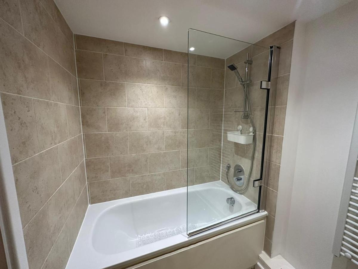 Modern City Centre Apartment In Swindon Extérieur photo
